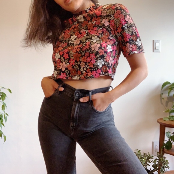 ⚡️3/$30⚡️So Sweet Floral Crop - Picture 2 of 3